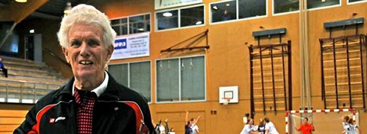 Piet Walraven (80) de oudste handbalscheidsrechters