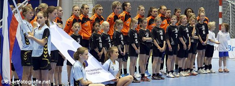 Oranje handbalsters gearriveerd op Papendal voor EK voorbereiding