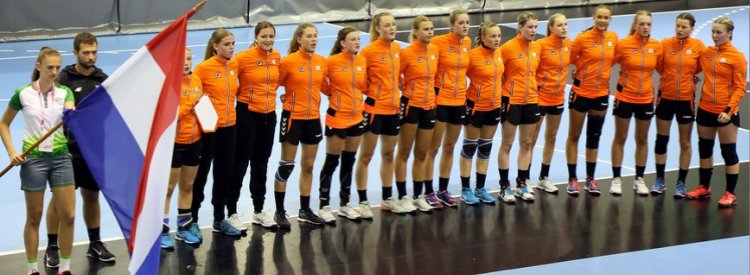 Dames U18 in de startblokken bij WK in Polen