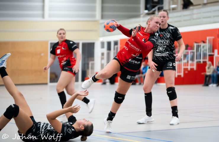 DRINGEN OM KOPPOSITIE EREDIVISIE VROUWEN; KWIEK STUNT IN AMSTERDAM