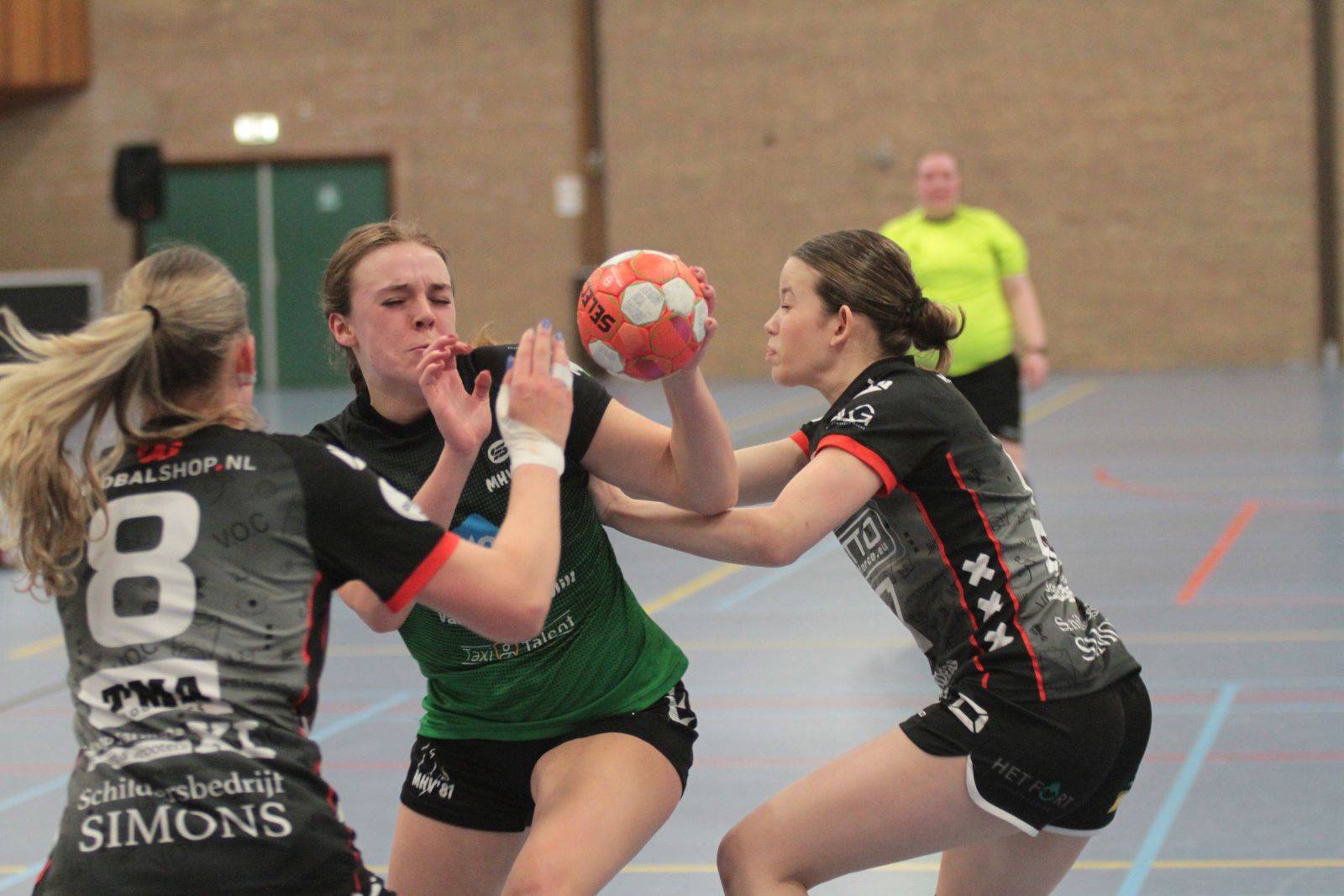 MILLSE HANDBALSTERS WINNEN TWEEDE HELFT VAN KOPLOPER VOC