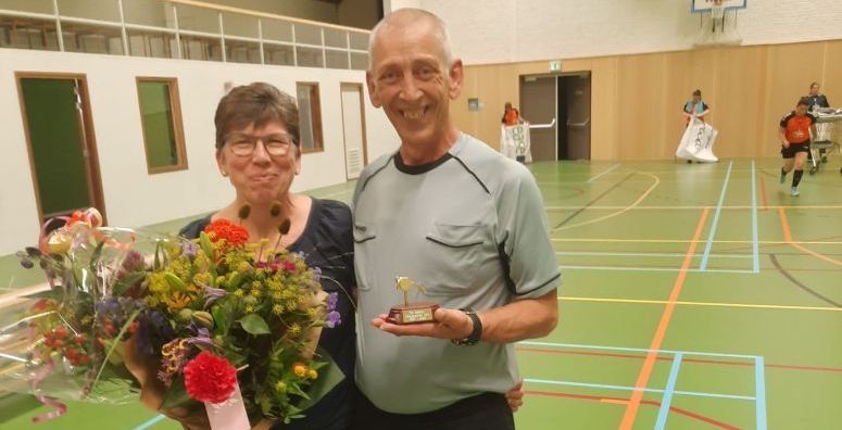 Limburgse scheidsrechter Ton Braeken ontvangt Gouden Fluit